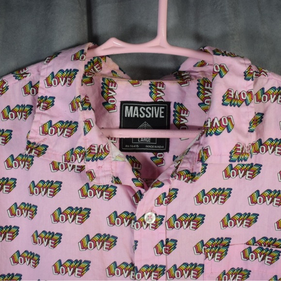 Massive Men’s Love All Over Print Button Down Size Large - Picture 3 of 3